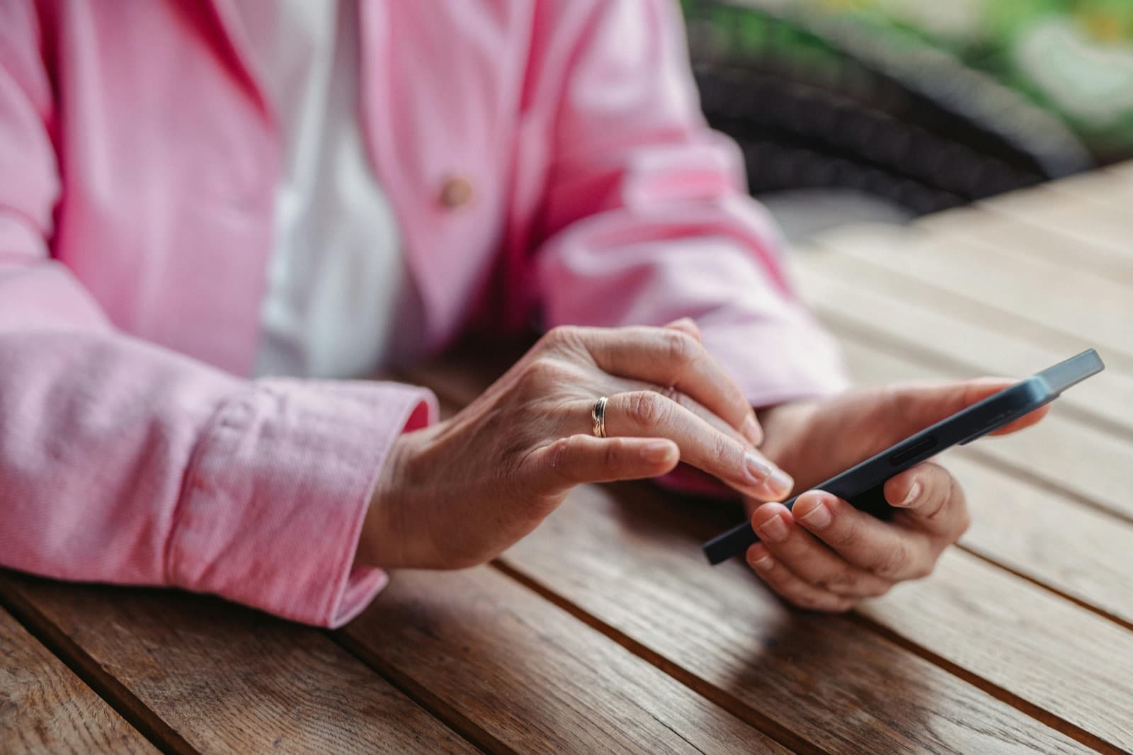 Une patiente consulte son téléphone sur une terrasse