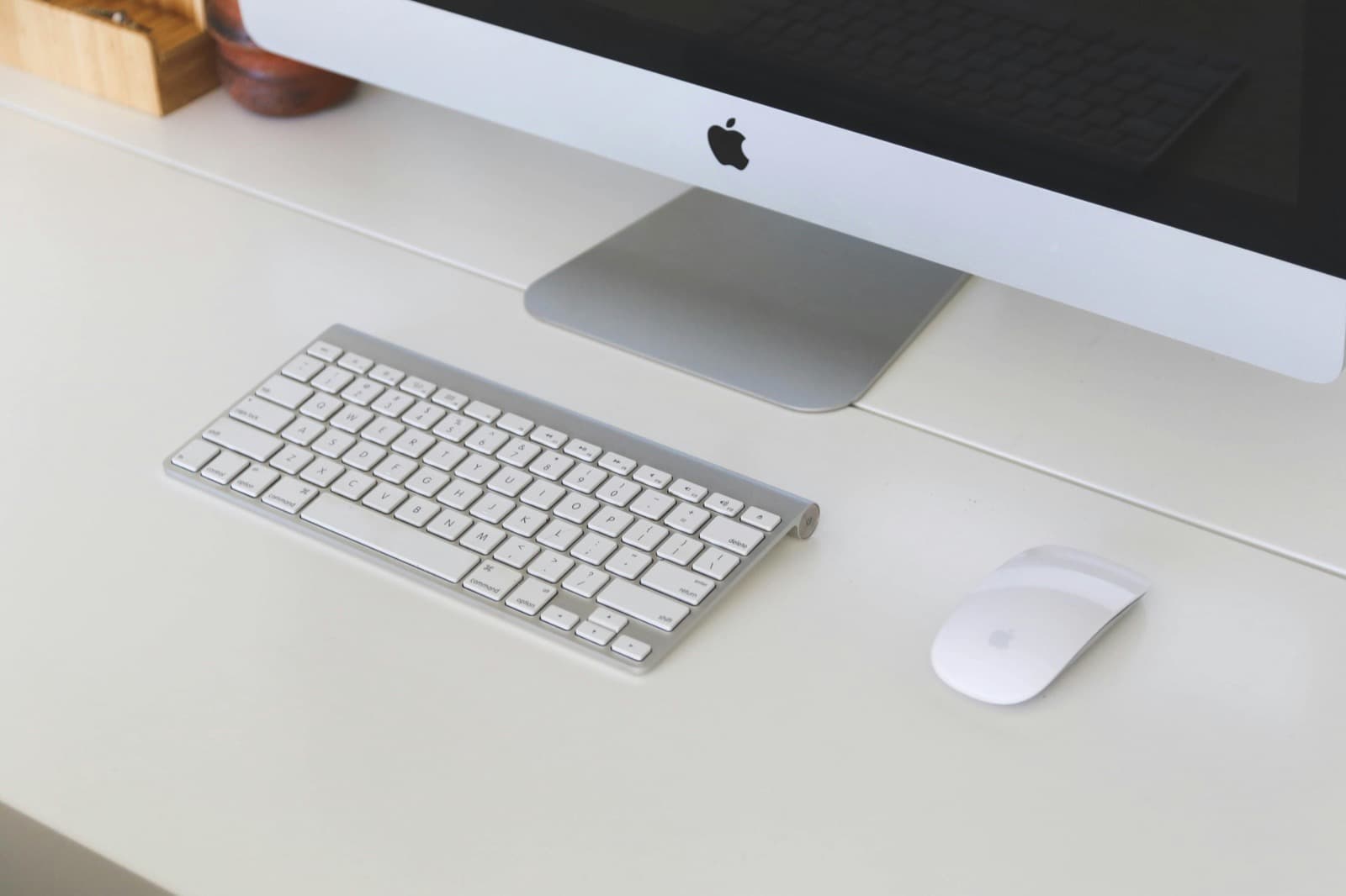 Poste de travail épuré avec un ordinateur de bureau