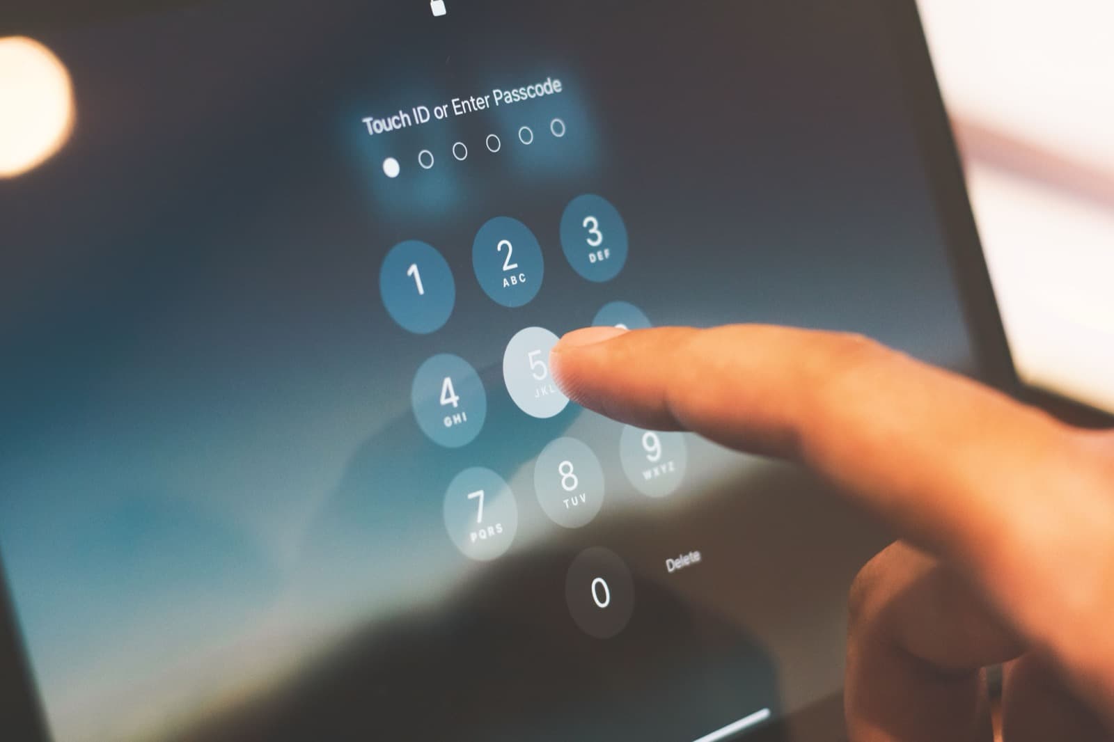Saisie d'un code de sécurité sur un écran tactile